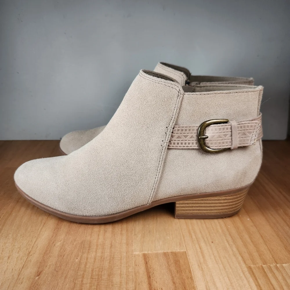 Clarks Collection Addiy Kara Ankle Boots Women's 10 Sand Suede - Picture 2 of 13